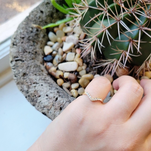 Classic Dainty Gold Rhinestone Arrow Ring Band, size 5 - Picture 4 of 8